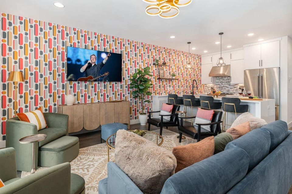 Painted Note Rooftop Hot Tub Mins to Broadway East Nashville