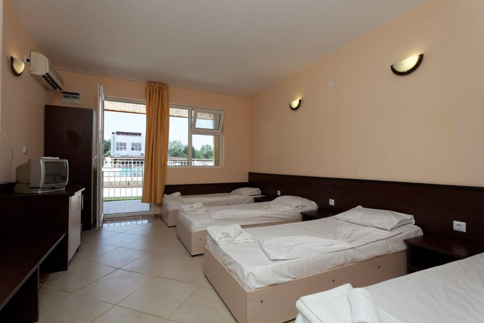 Bed, TV and multimedia, Photo of the whole room