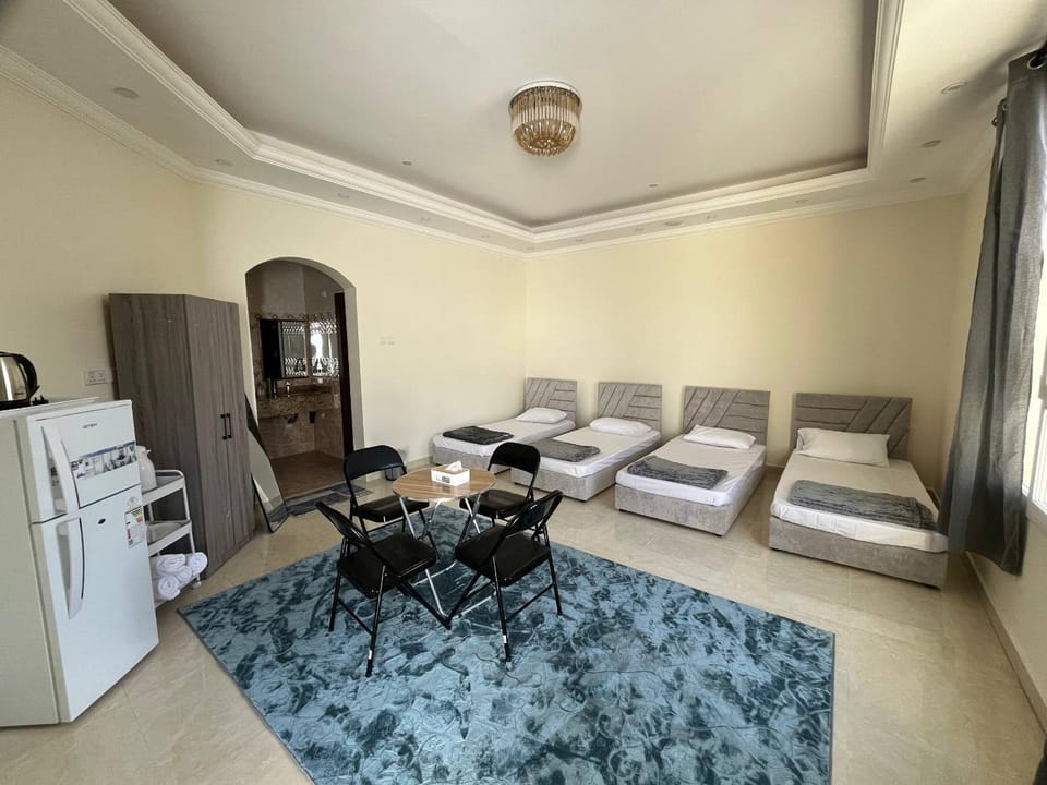 Bed, Photo of the whole room, Seating area, oven