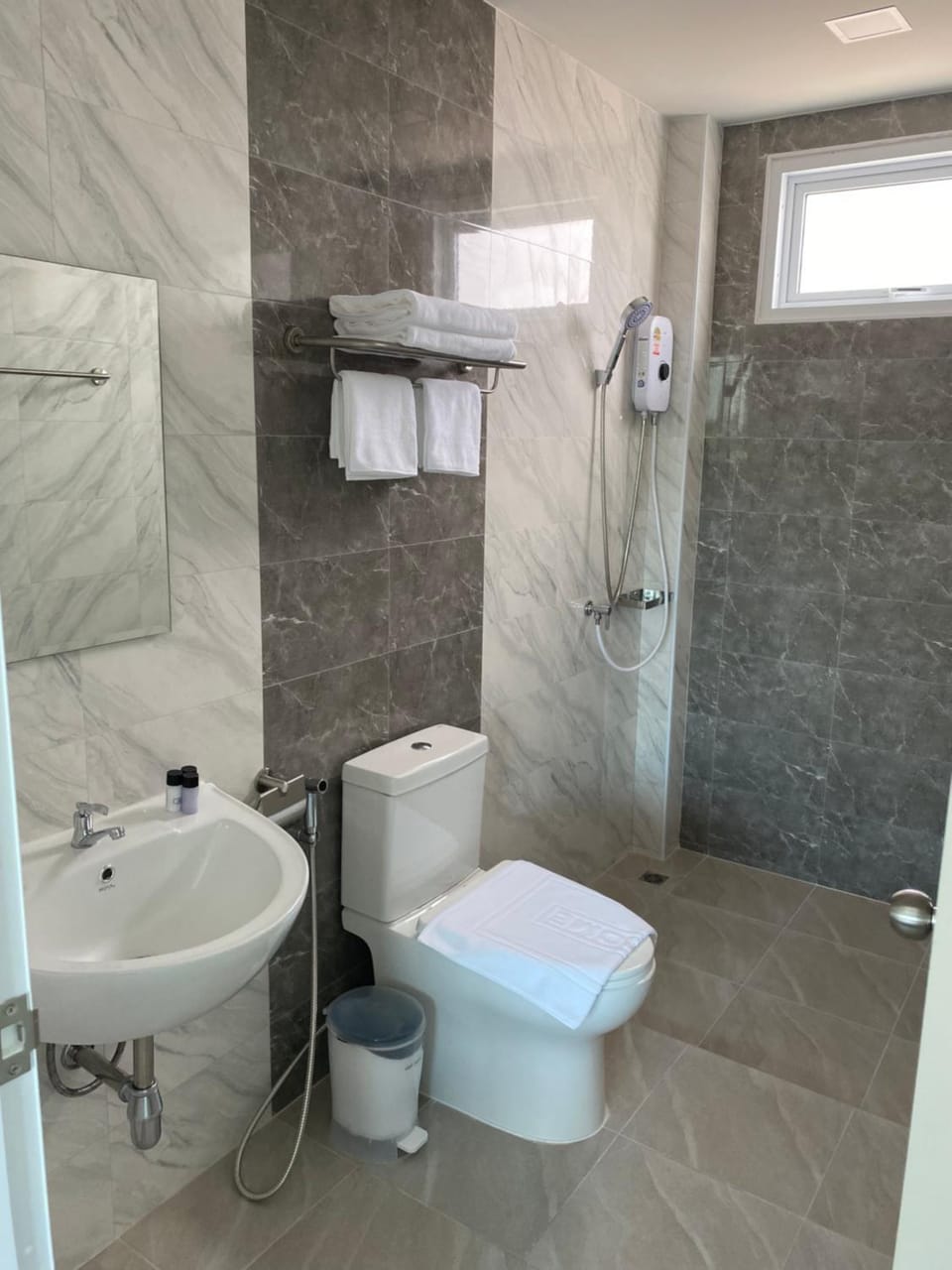 Shower, Toilet, Bathroom, towels