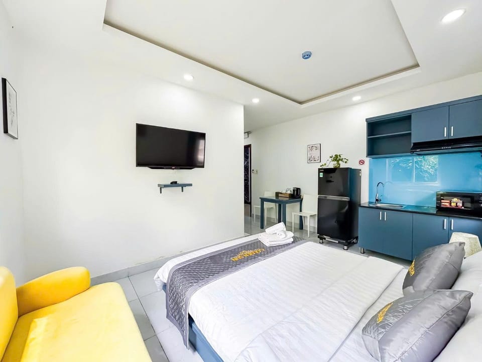 Communal lounge/ TV room, Bed, TV and multimedia, View (from property/room), Kitchen or kitchenette, Living room, Photo of the whole room, Seating area, Evening entertainment, Bedroom, minibar, room service