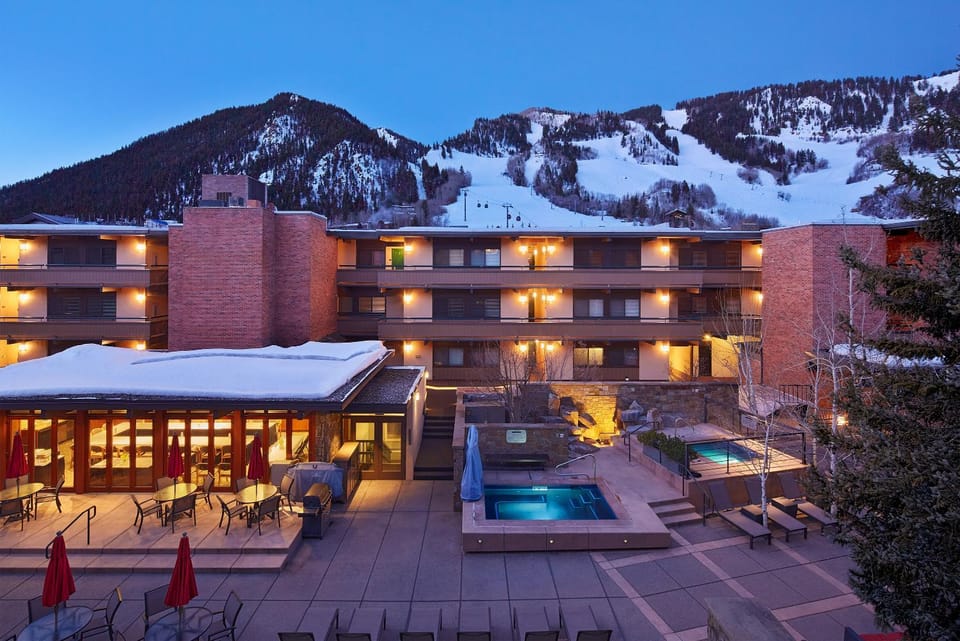 Property building, Mountain view, Pool view, Sunrise