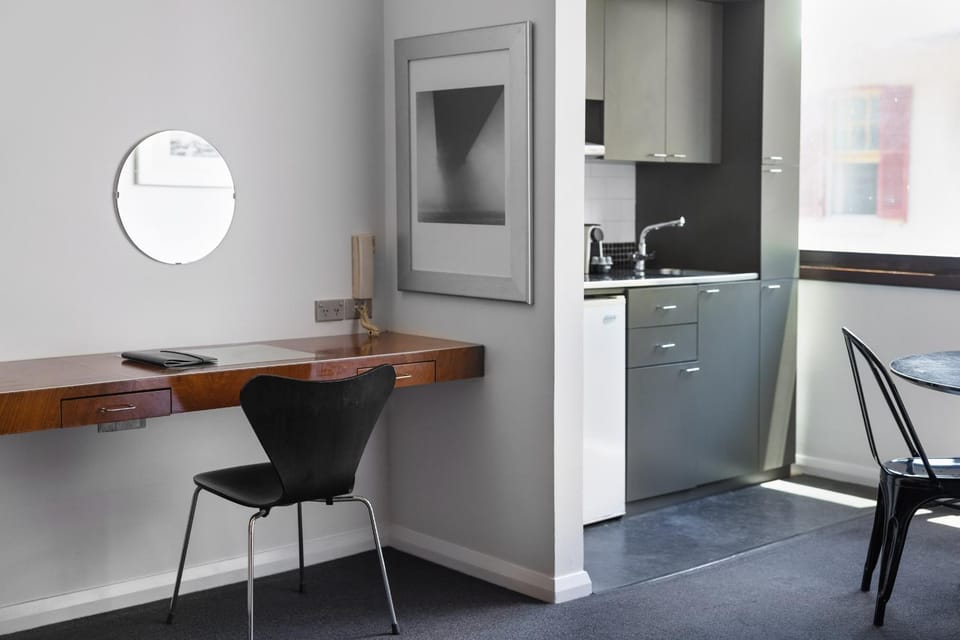 Kitchen or kitchenette, Dining area, stove