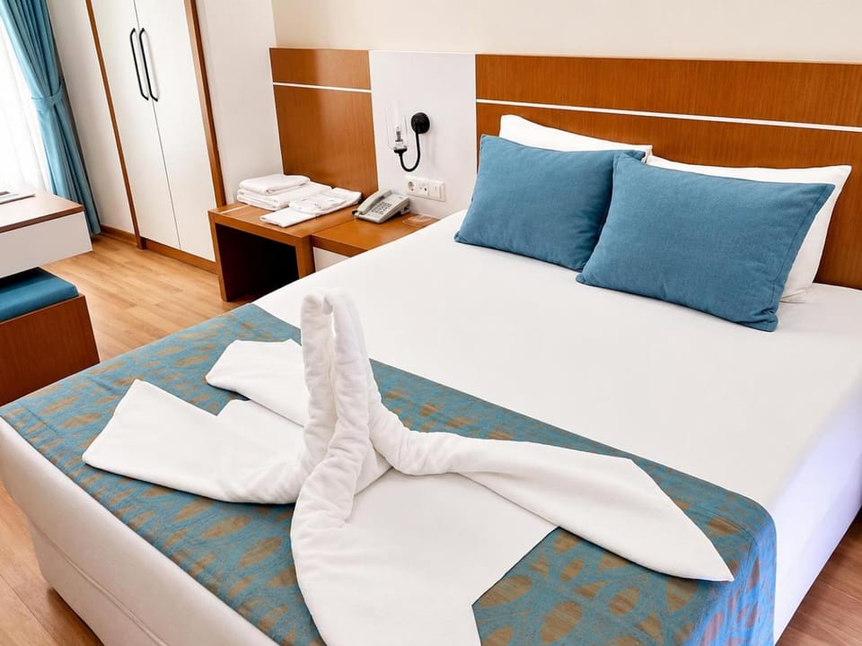 Bed, Bedroom, towels