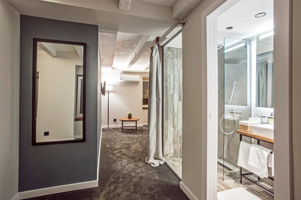 Shower, Toilet, Bathroom, TV and multimedia, Photo of the whole room, Decorative detail, Bedroom