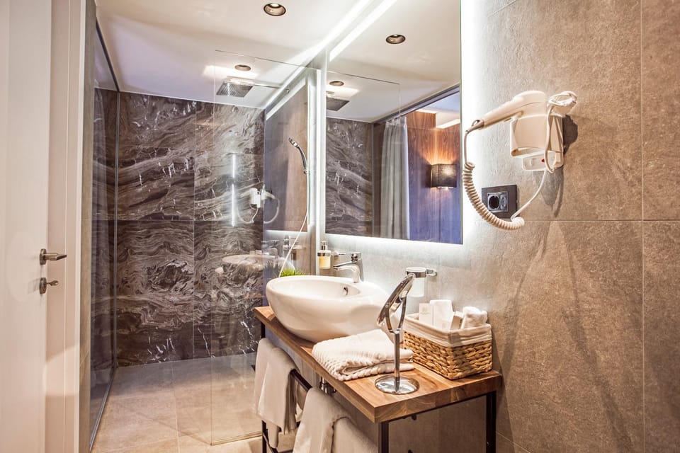Shower, Toilet, Bathroom, Photo of the whole room, Decorative detail