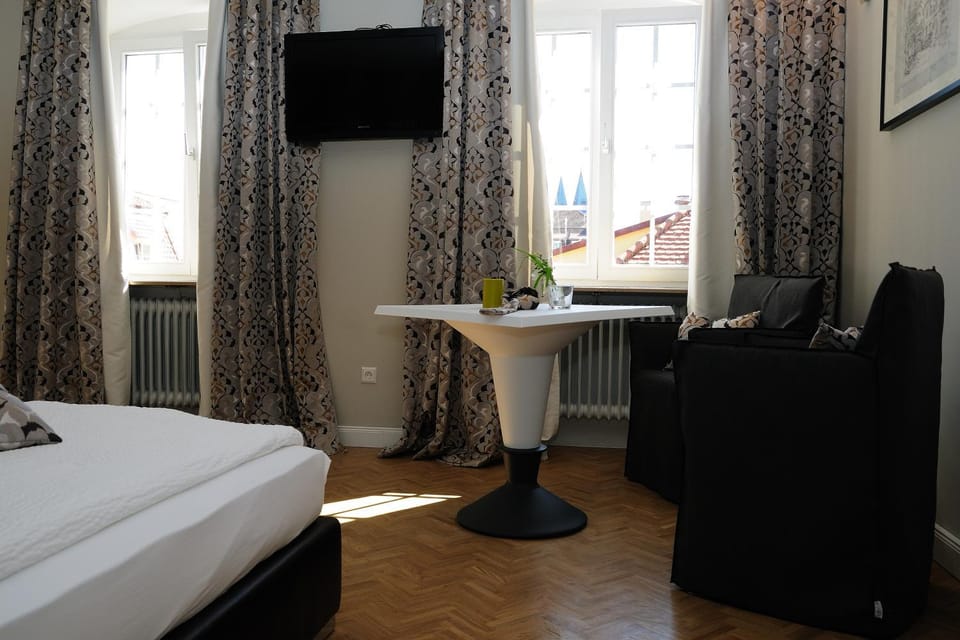 Photo of the whole room, Seating area