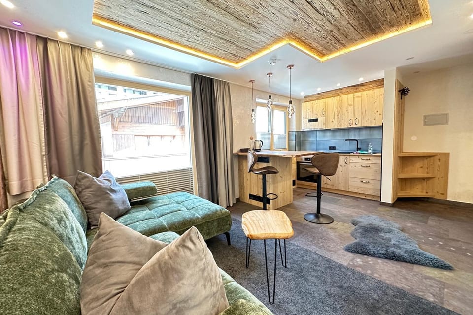 Kitchen or kitchenette, Living room, Seating area, Dining area, stove