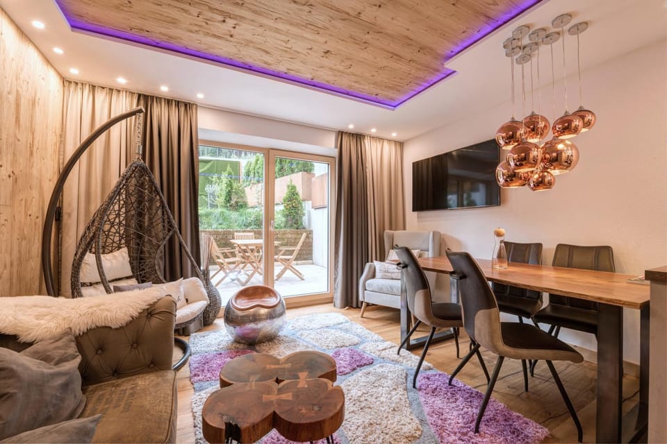 TV and multimedia, Living room, Photo of the whole room, Seating area, Dining area