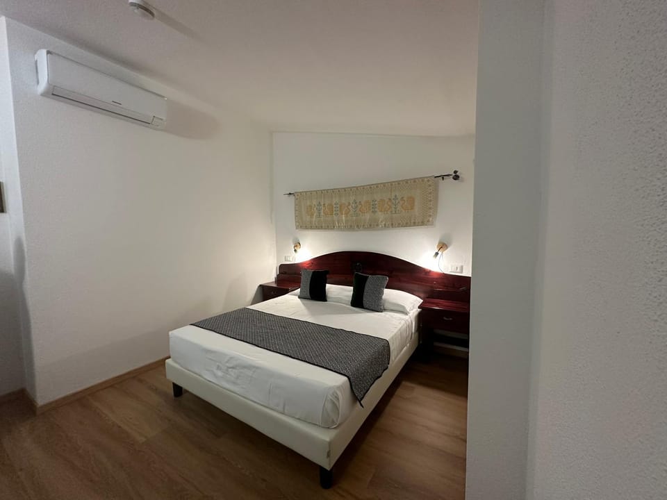 Bed, Photo of the whole room, Bedroom, air conditioner