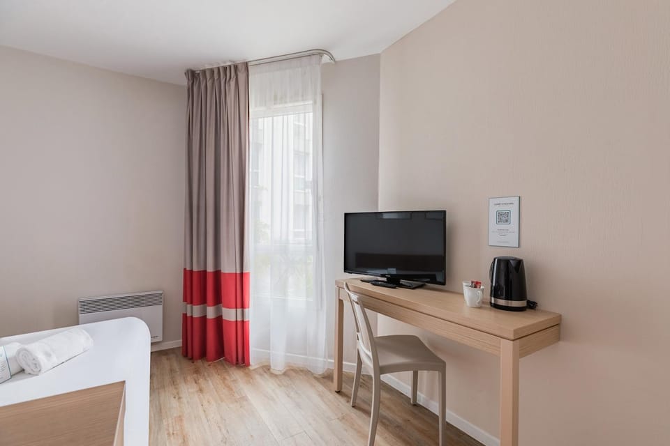 Bed, TV and multimedia, Seating area, Bedroom