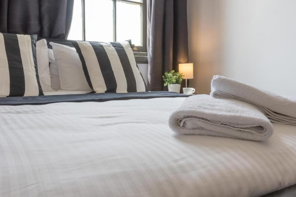 Bed, Bedroom, towels