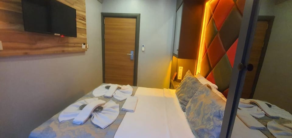 Bed, TV and multimedia, Photo of the whole room, Bedroom, towels