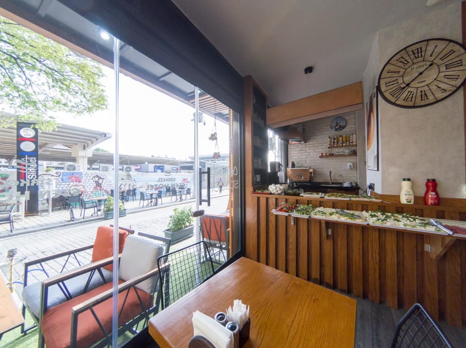 Restaurant/places to eat, Day, Living room, Food and drinks, Seating area, Food, Breakfast
