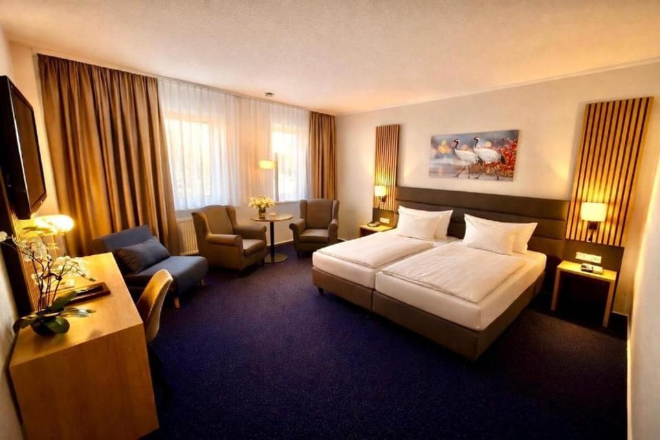 Bed, TV and multimedia, Photo of the whole room, Seating area, Bedroom