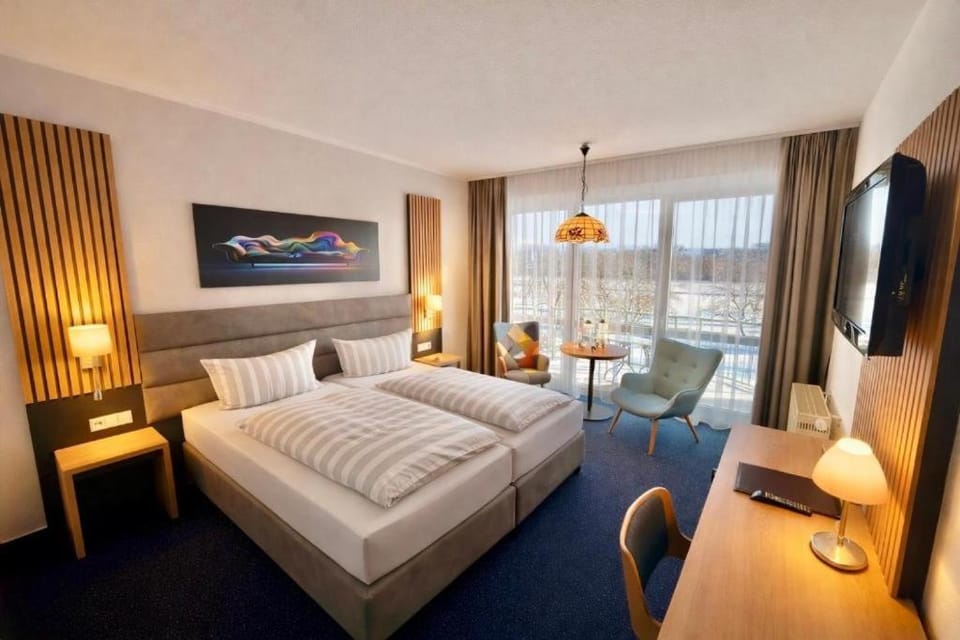 Bed, TV and multimedia, Photo of the whole room, Bedroom