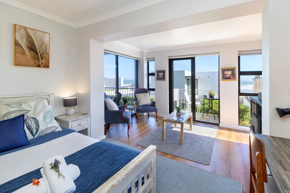 Bed, View (from property/room), Balcony/Terrace, Photo of the whole room, Seating area, Bedroom