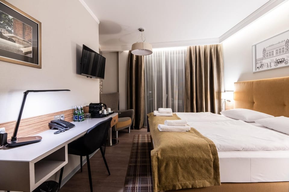 Bed, TV and multimedia, Photo of the whole room