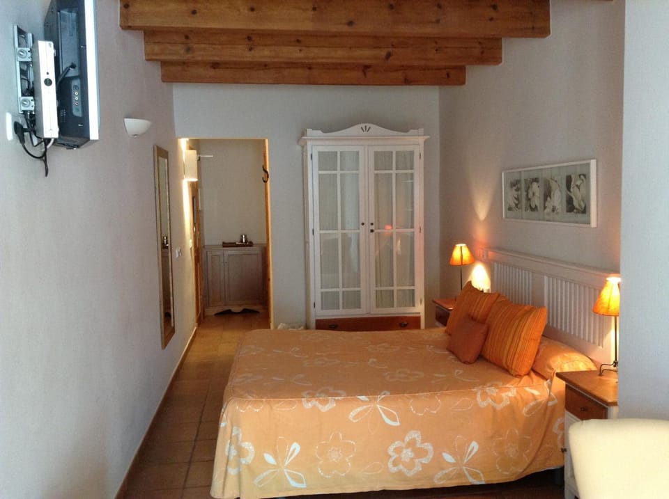 Bed, TV and multimedia, Photo of the whole room, Bedroom