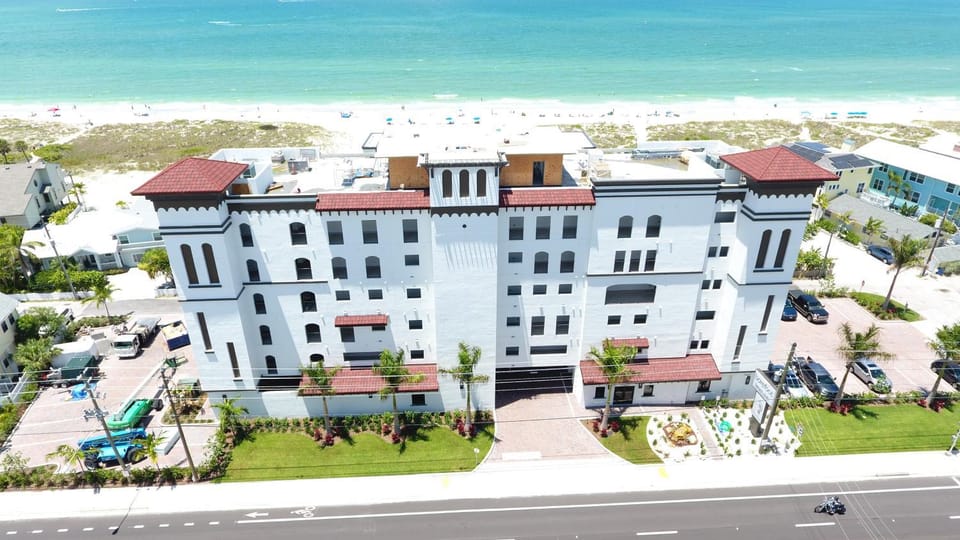 Property building, Facade/entrance, Day, Bird's eye view, Lounge or bar, Beach, City view, Sea view, Street view, Area and facilities