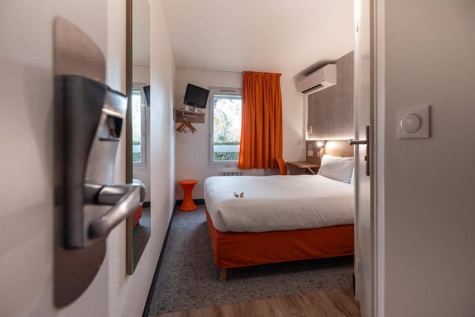 Bed, TV and multimedia, Photo of the whole room, Bedroom, internet, air conditioner
