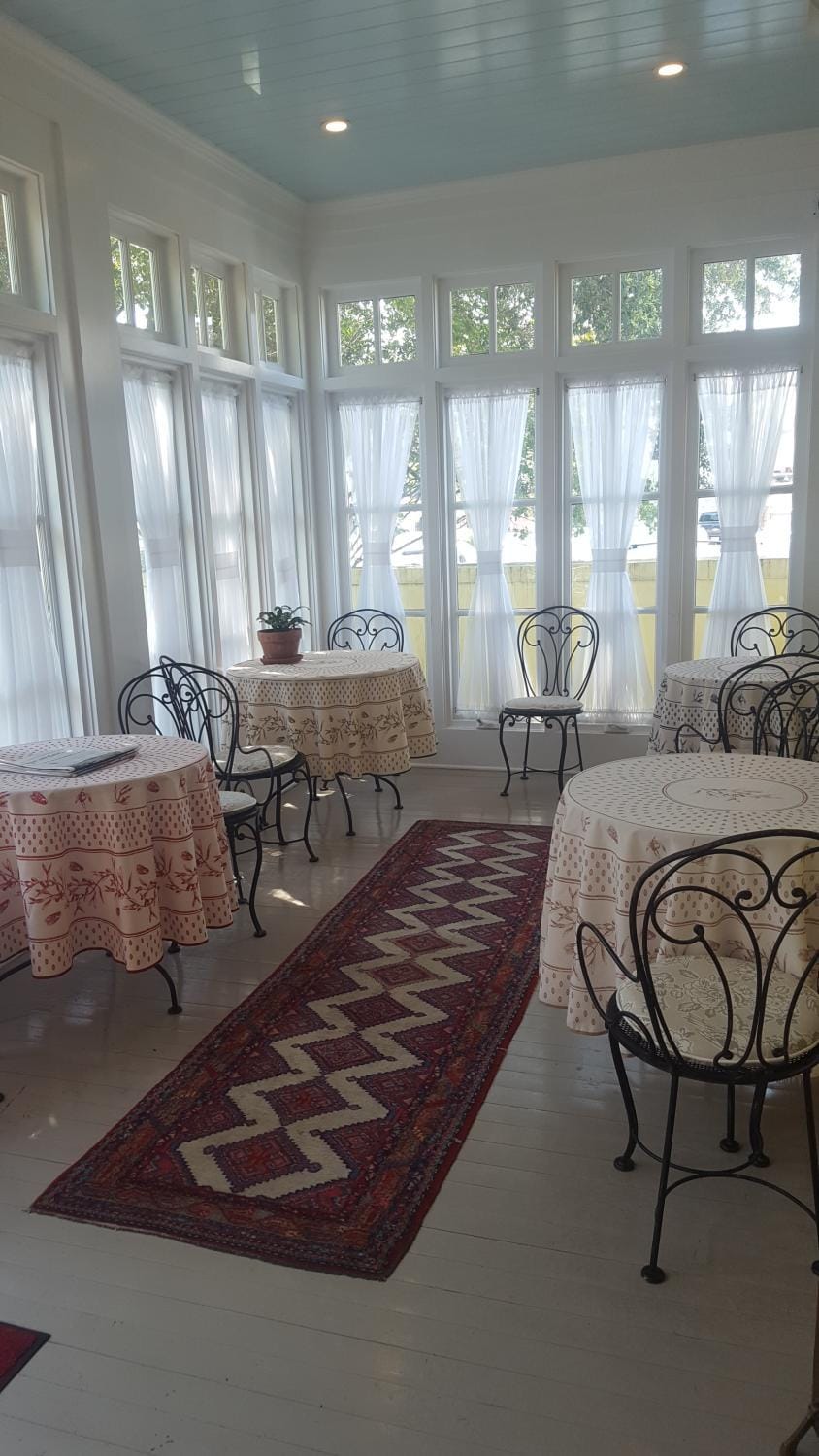 Seating area, Dining area