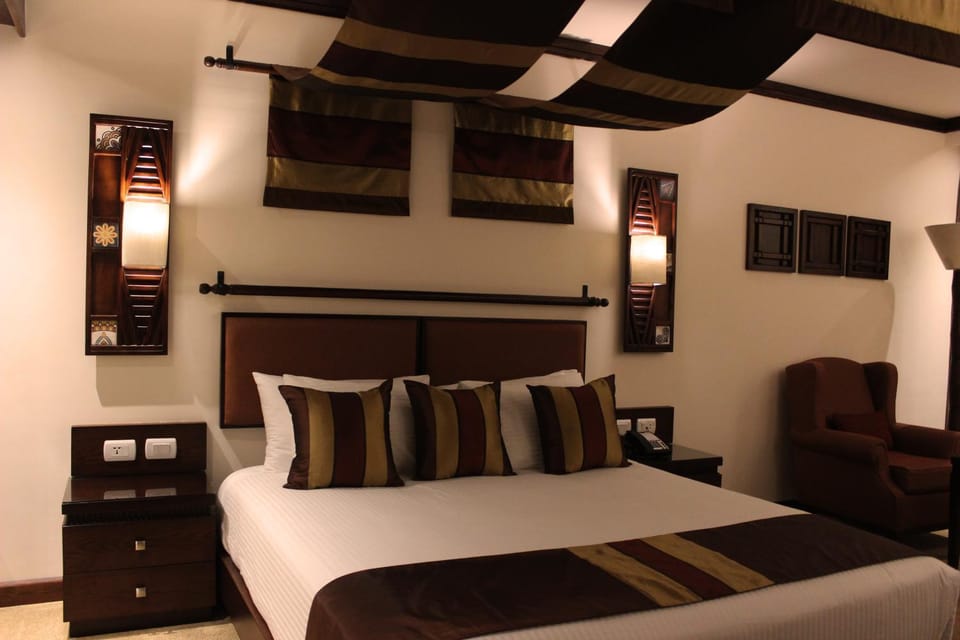 Shower, Toilet, Bathroom, TV and multimedia, Balcony/Terrace, Decorative detail, Seating area, Bedroom, Pool view, Swimming pool, Swimming pool, Bath