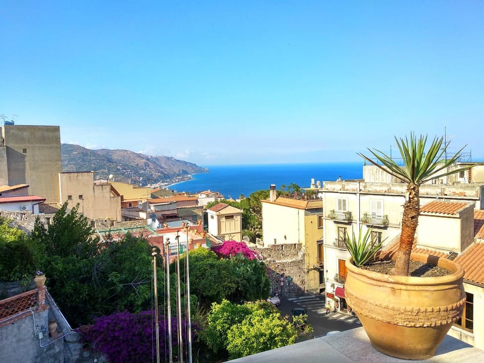 Balcony/Terrace, Mountain view, Sea view, Street view