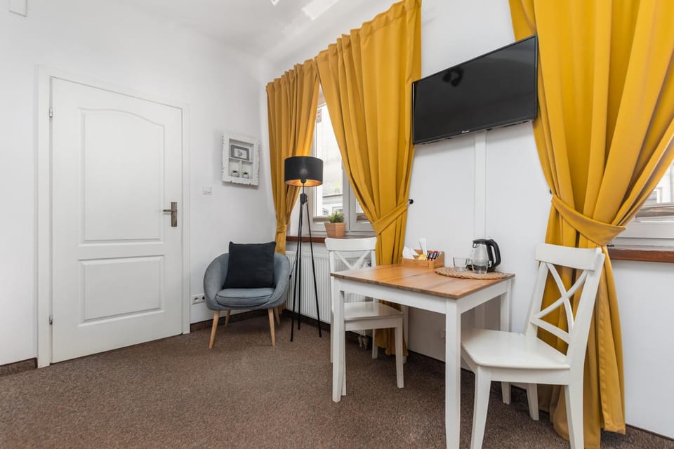 TV and multimedia, Seating area, Dining area