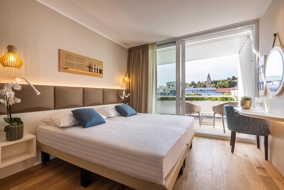 Bed, Seating area, Bedroom, Inner courtyard view