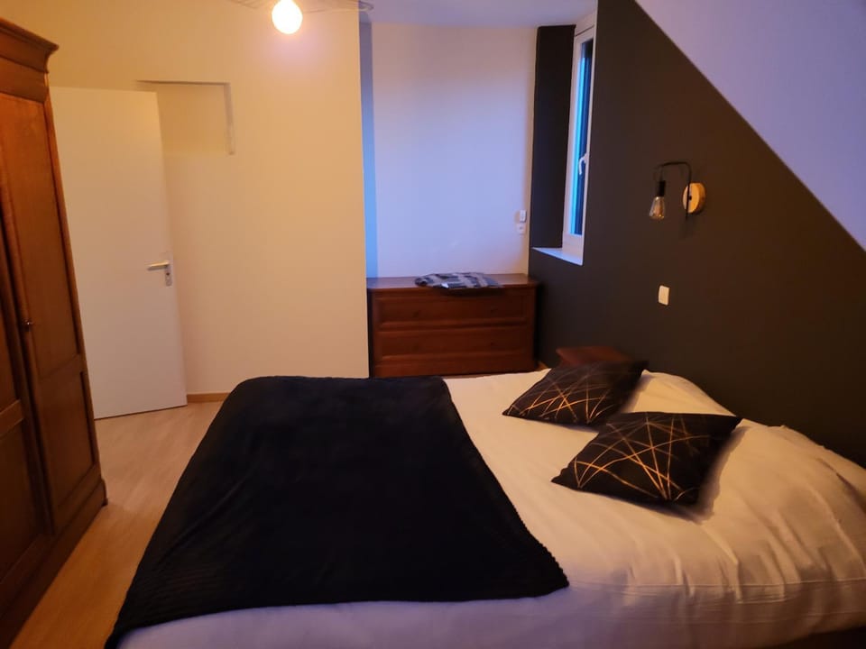 Bed, Photo of the whole room, Bedroom, Family