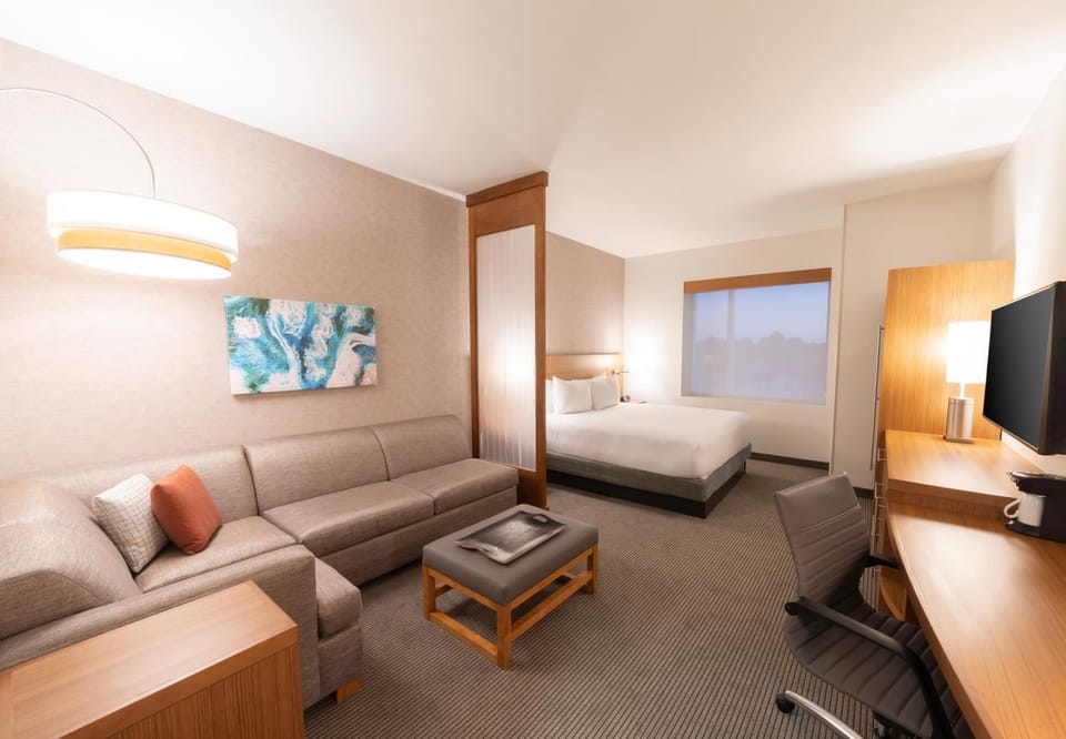 TV and multimedia, Living room, Photo of the whole room, Seating area, Bedroom