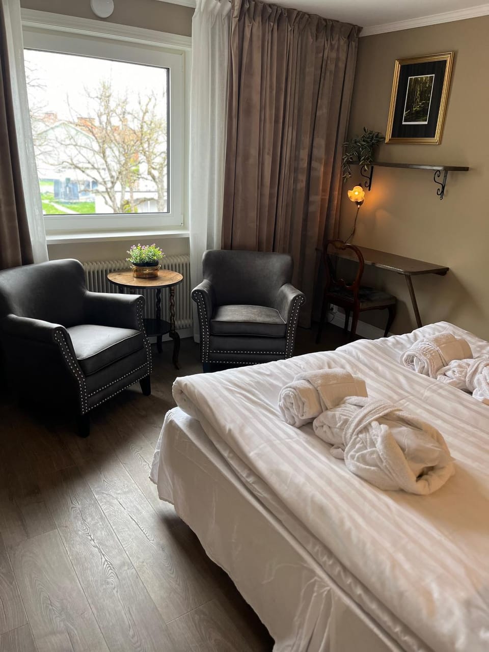 Bed, Photo of the whole room, Seating area, Bedroom, towels