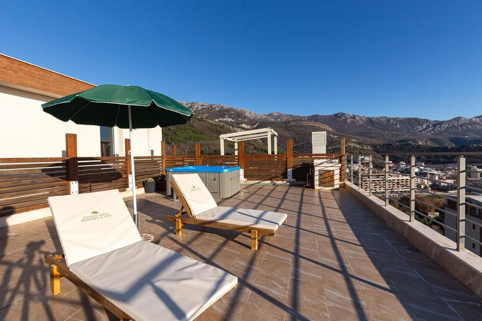 View (from property/room), Balcony/Terrace, sunbed