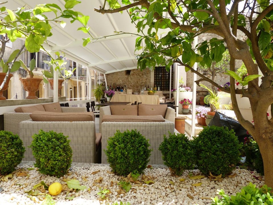 Garden, Lounge or bar