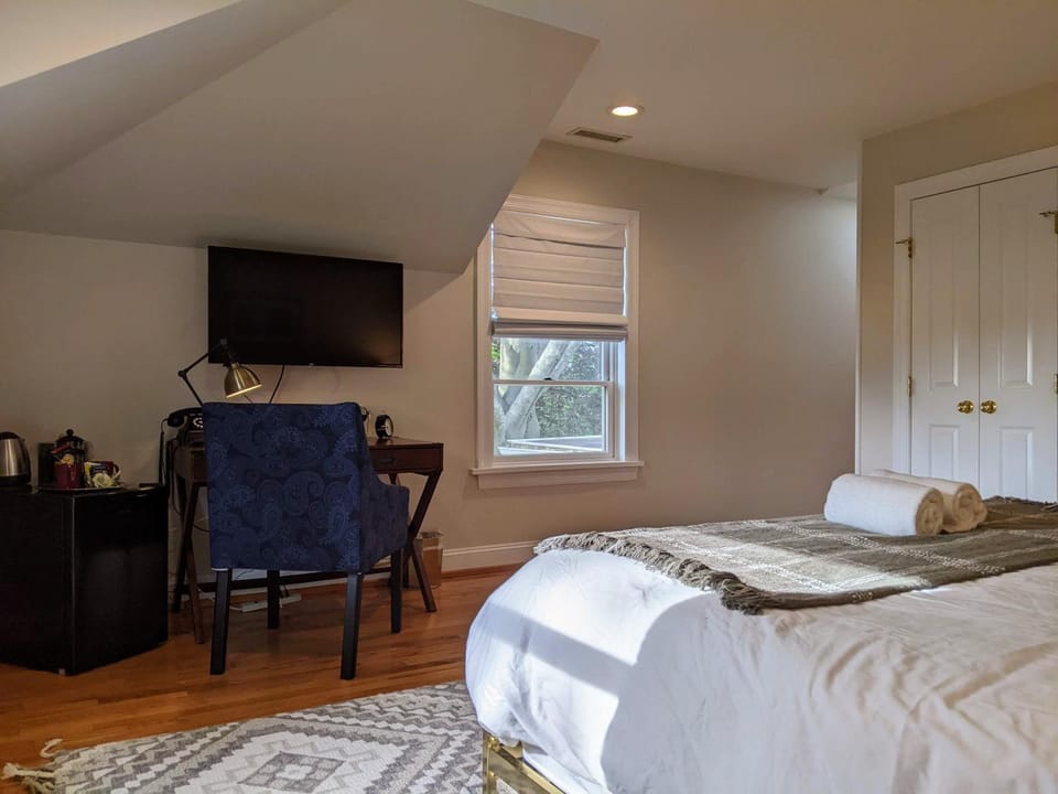 Bed, TV and multimedia, Seating area, Bedroom