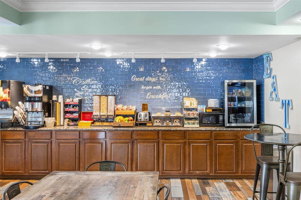 Coffee/tea facilities, Breakfast