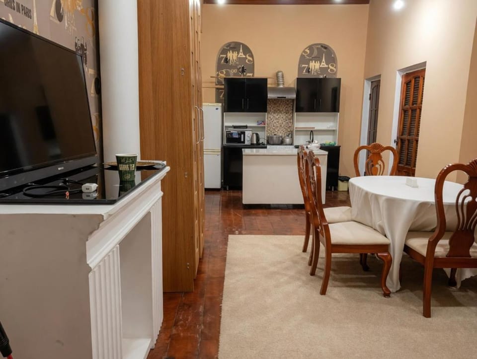 TV and multimedia, Kitchen or kitchenette, Seating area, Dining area, oven, toaster