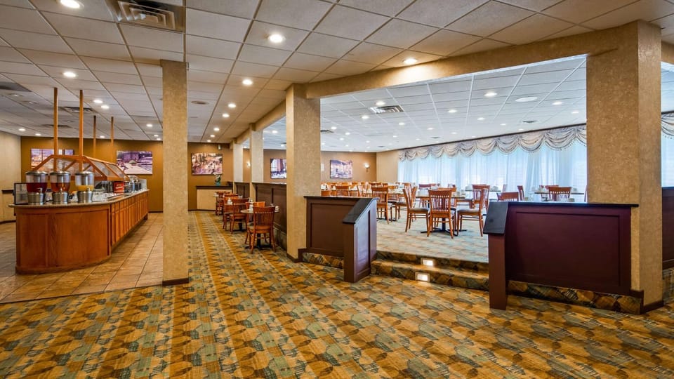 Restaurant/places to eat, Dining area, On site, Breakfast