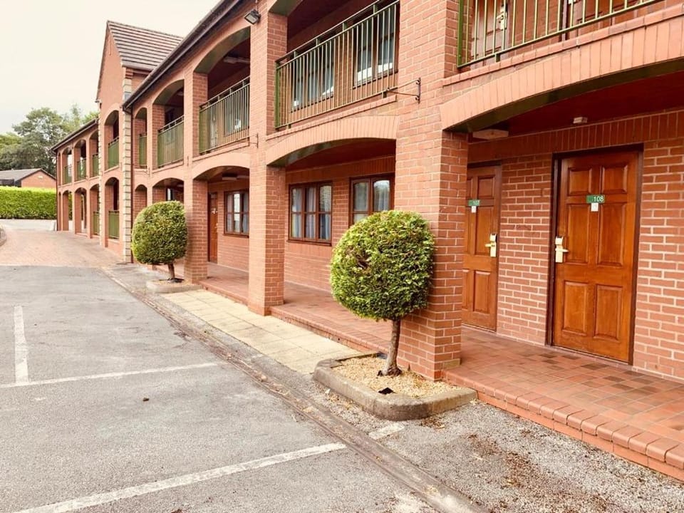 Property building, Patio, Facade/entrance