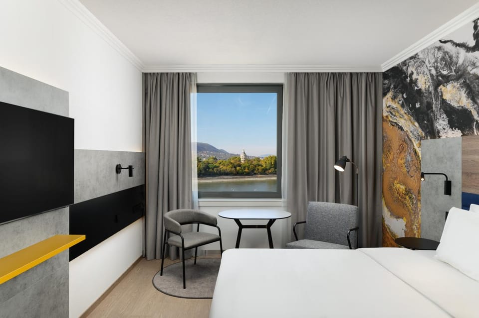 Bed, TV and multimedia, View (from property/room), Photo of the whole room, Bedroom