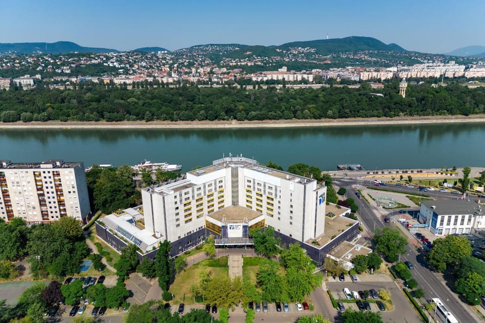 Property building, Natural landscape, Bird's eye view, River view, Location