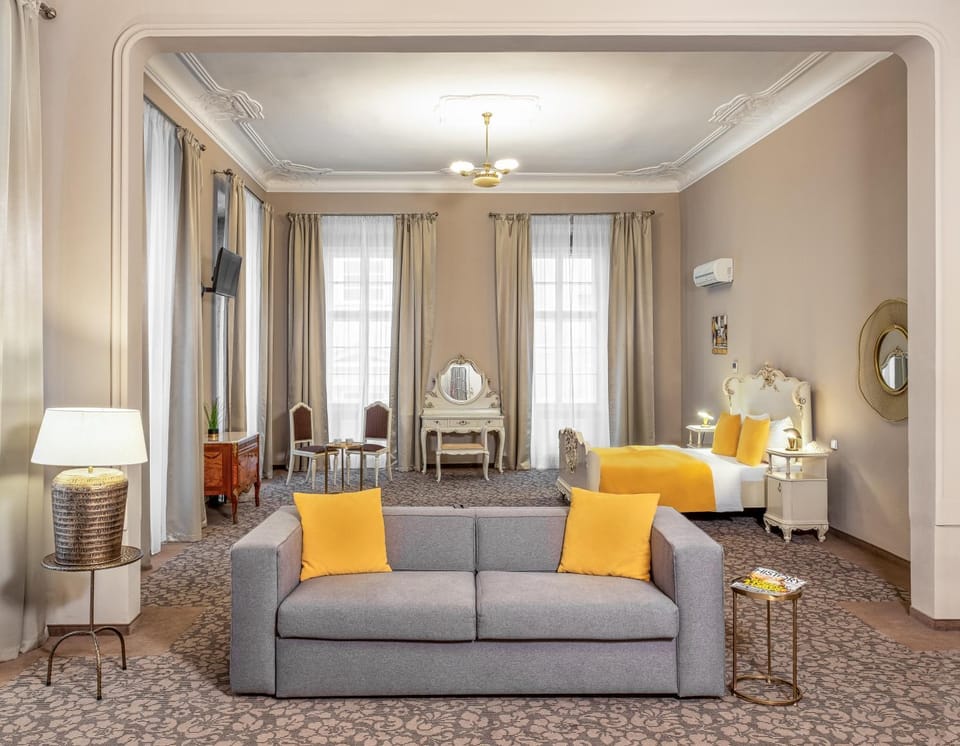 Bed, Seating area