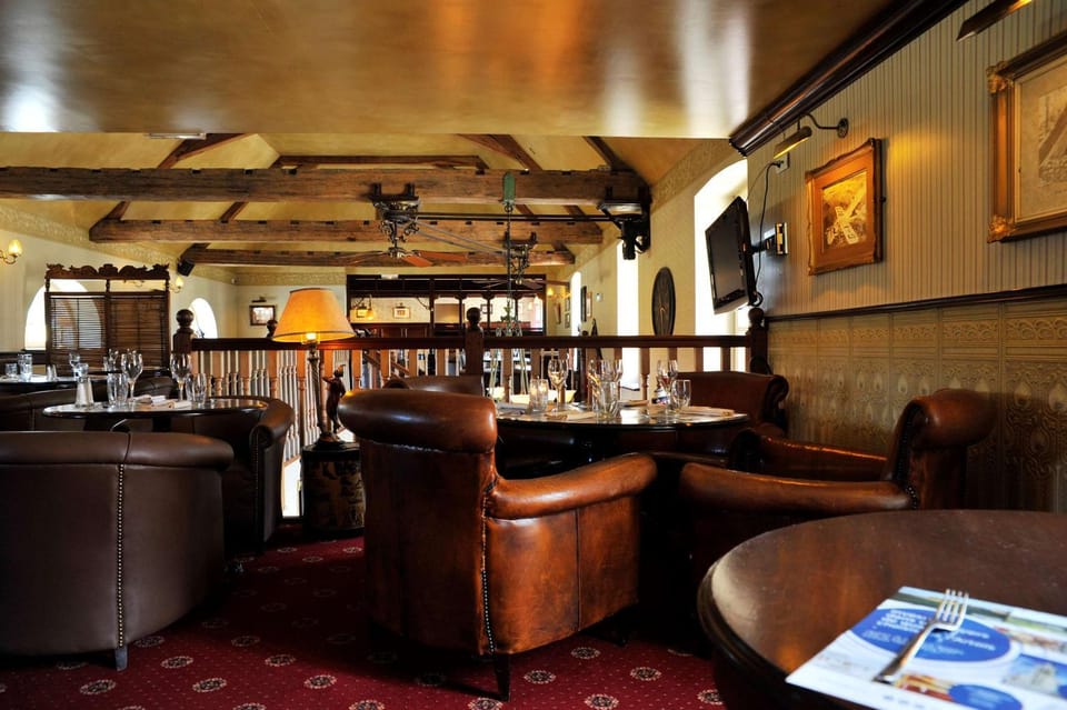 Restaurant/places to eat, Dining area, On site