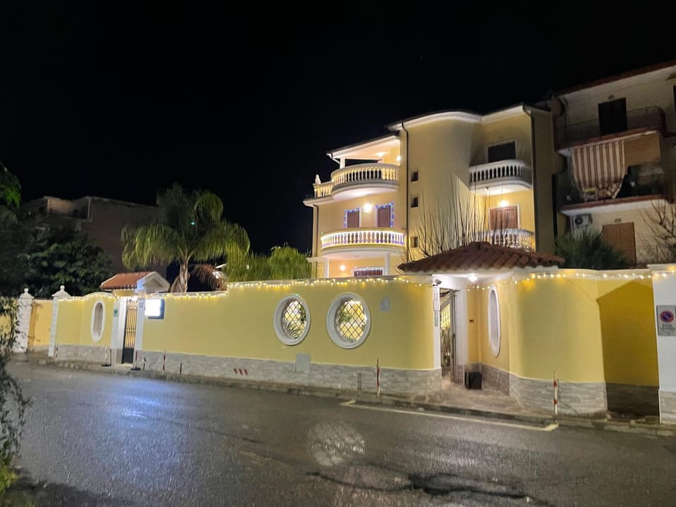 Villa Nicole House - Apartments & Suite Bed and breakfast in Reggio Calabria RC, Italia