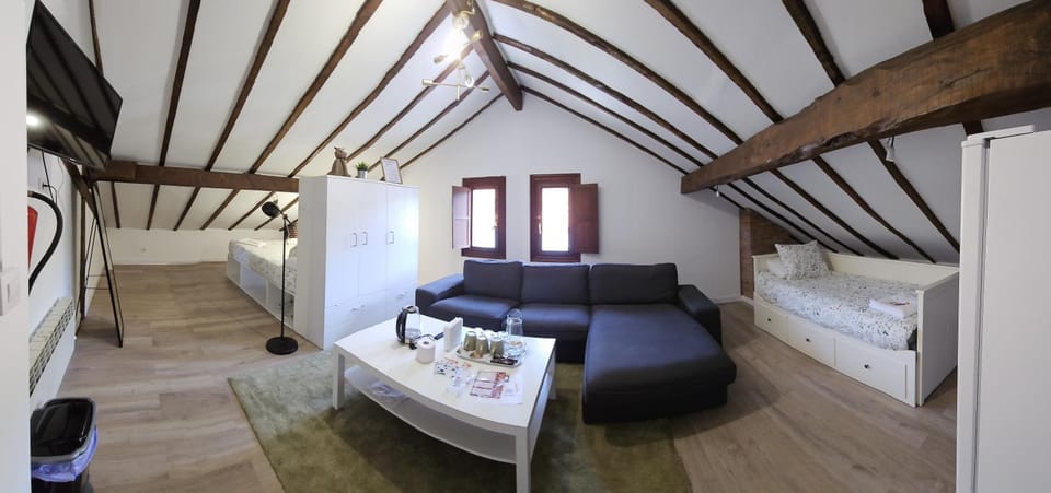 Bed, TV and multimedia, Living room, Photo of the whole room, Seating area, Bedroom