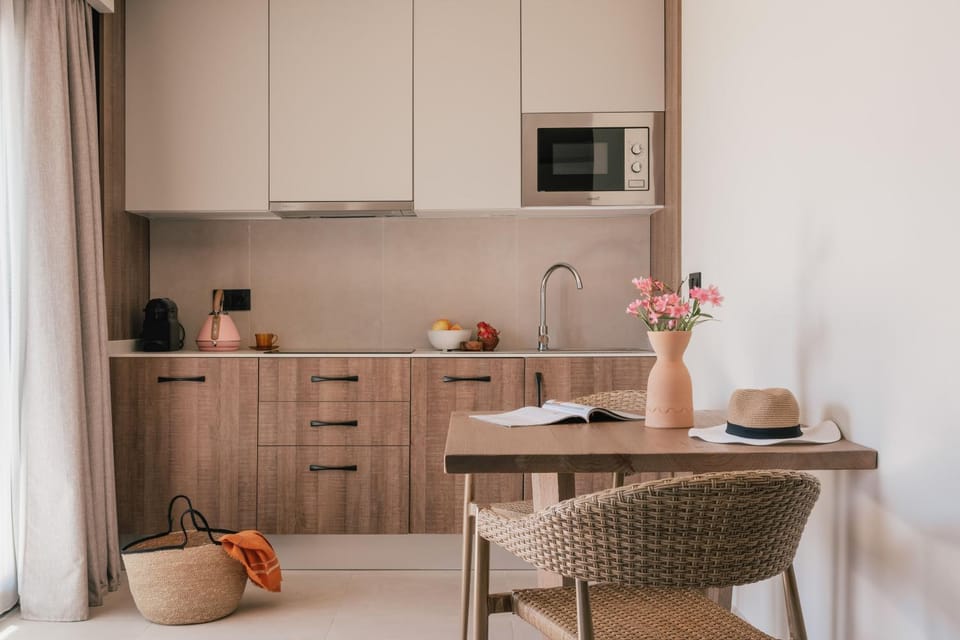 Coffee/tea facilities, Kitchen or kitchenette, Food and drinks, Dining area