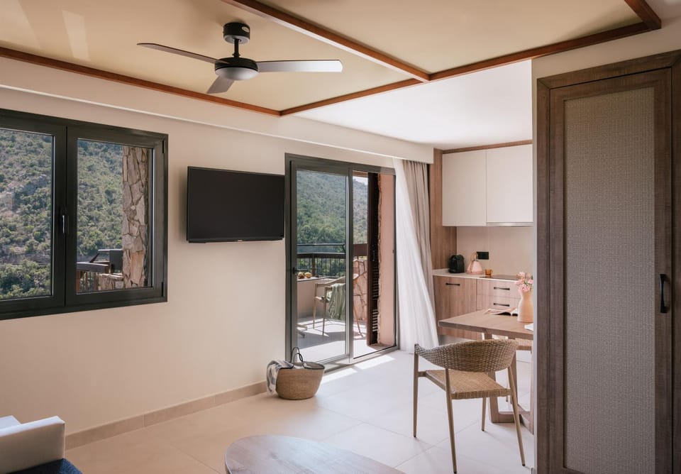 TV and multimedia, Coffee/tea facilities, View (from property/room), Balcony/Terrace, Kitchen or kitchenette, Dining area