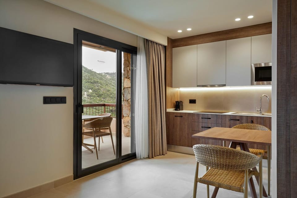TV and multimedia, Coffee/tea facilities, View (from property/room), Balcony/Terrace, Kitchen or kitchenette, Dining area