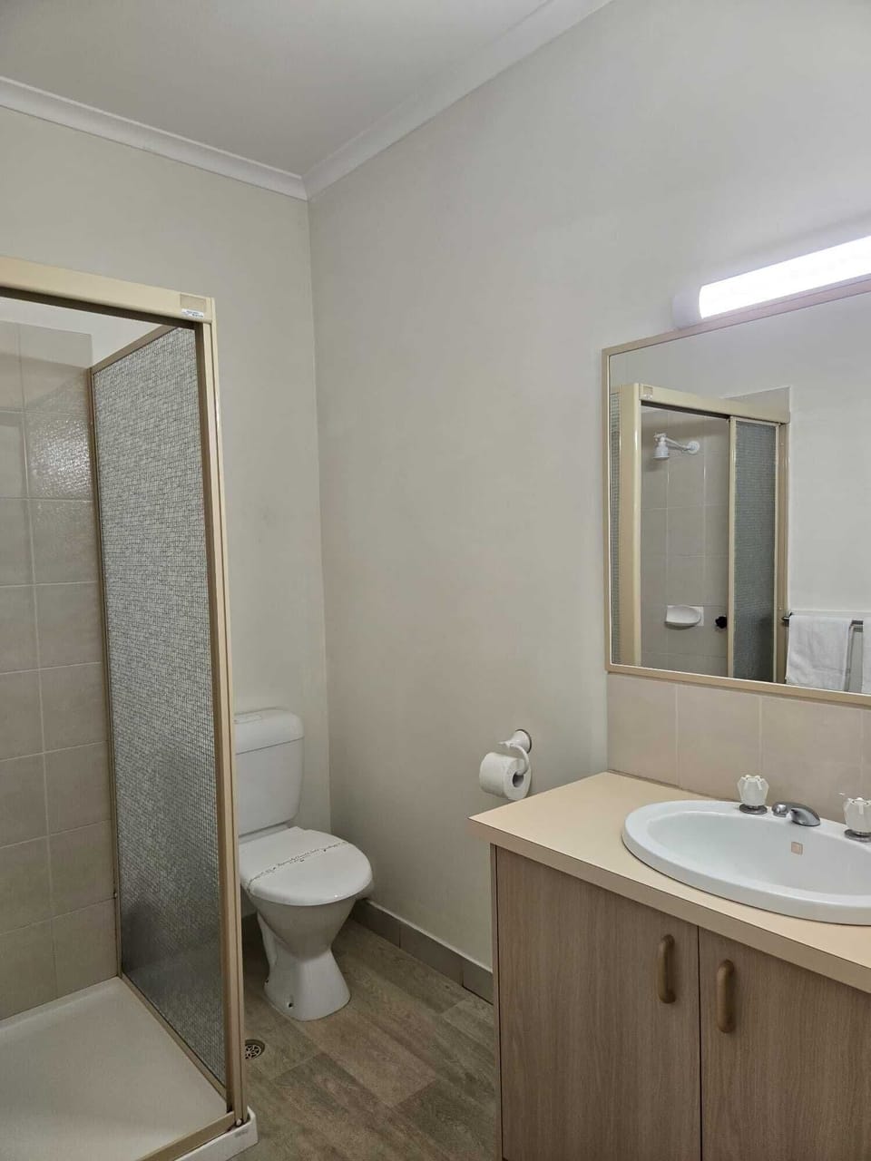 Deluxe Room, Courtyard View | Bathroom | Shower, hair dryer, towels, soap